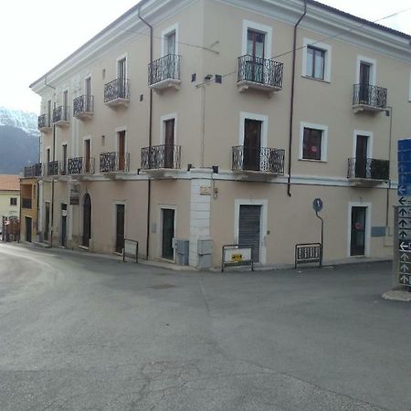 דירות San Demetrio ne' Vestini Palazzo Camelot, 19 Via Nazionale מראה חיצוני תמונה
