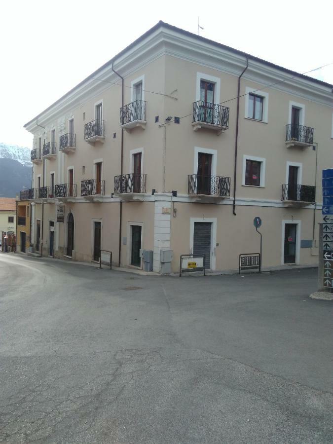 דירות San Demetrio ne' Vestini Palazzo Camelot, 19 Via Nazionale מראה חיצוני תמונה
